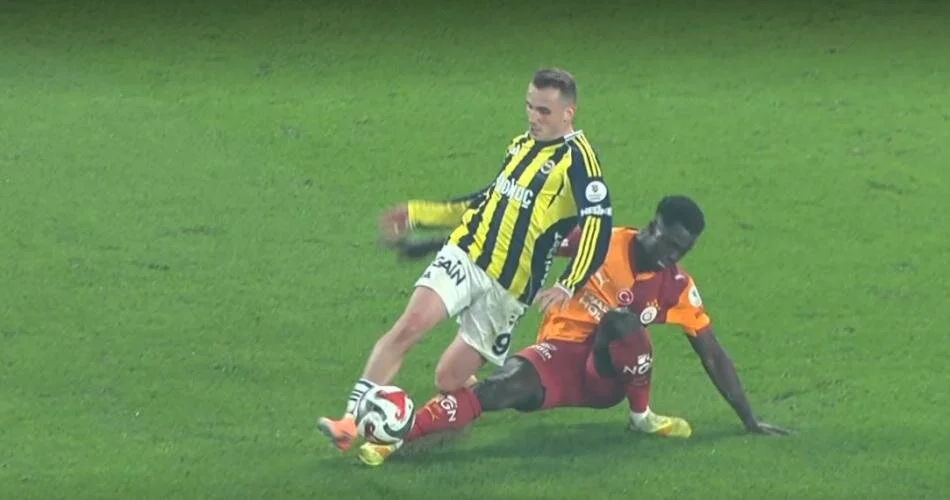 Fenerbahçe Galatasaray Maçındaki O Pozisyona Dikkat! Derbinin Tartışmalı Hakem Kararları! (21)