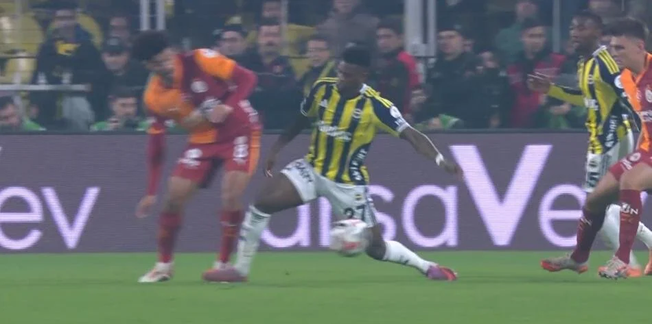 Fenerbahçe Galatasaray Maçındaki O Pozisyona Dikkat! Derbinin Tartışmalı Hakem Kararları! (22)