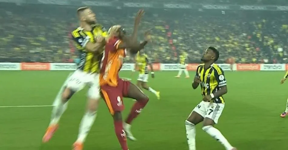 Fenerbahçe Galatasaray Maçındaki O Pozisyona Dikkat! Derbinin Tartışmalı Hakem Kararları! (23)