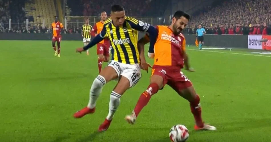 Fenerbahçe Galatasaray Maçındaki O Pozisyona Dikkat! Derbinin Tartışmalı Hakem Kararları! (24)