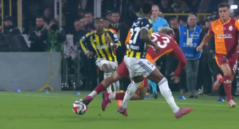 Fenerbahçe Galatasaray Maçındaki O Pozisyona Dikkat! Derbinin Tartışmalı Hakem Kararları! (26)
