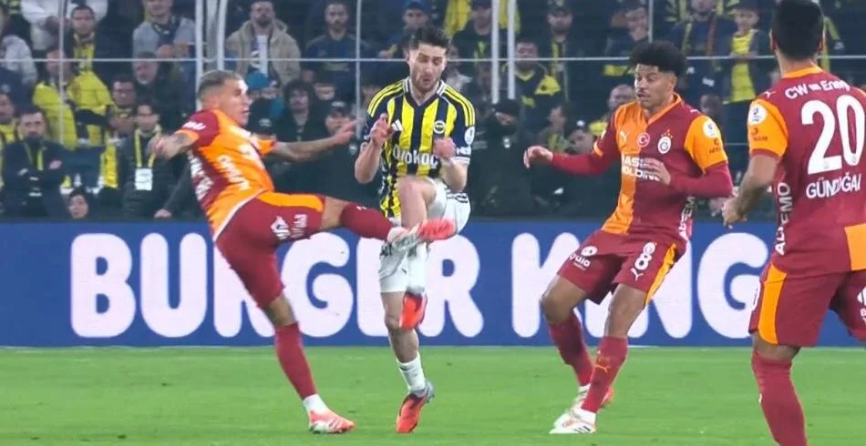 Fenerbahçe Galatasaray Maçındaki O Pozisyona Dikkat! Derbinin Tartışmalı Hakem Kararları! (27)