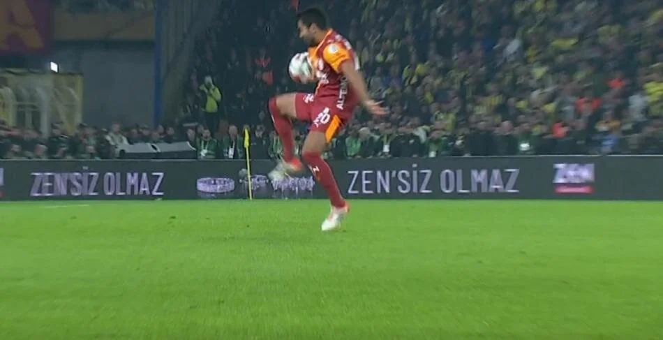Fenerbahçe Galatasaray Maçındaki O Pozisyona Dikkat! Derbinin Tartışmalı Hakem Kararları! (28)