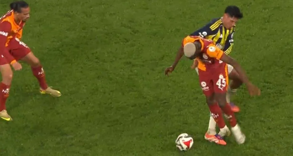 Fenerbahçe Galatasaray Maçındaki O Pozisyona Dikkat! Derbinin Tartışmalı Hakem Kararları! (3)-1