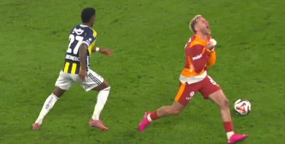 Fenerbahçe Galatasaray Maçındaki O Pozisyona Dikkat! Derbinin Tartışmalı Hakem Kararları! (4)