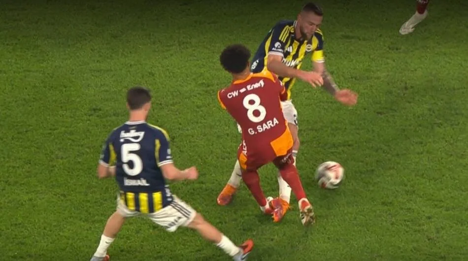 Fenerbahçe Galatasaray Maçındaki O Pozisyona Dikkat! Derbinin Tartışmalı Hakem Kararları! (6)