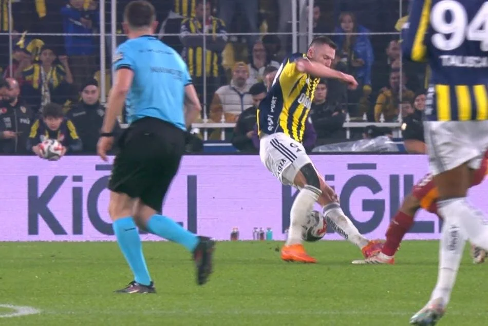 Fenerbahçe Galatasaray Maçındaki O Pozisyona Dikkat! Derbinin Tartışmalı Hakem Kararları! (7)