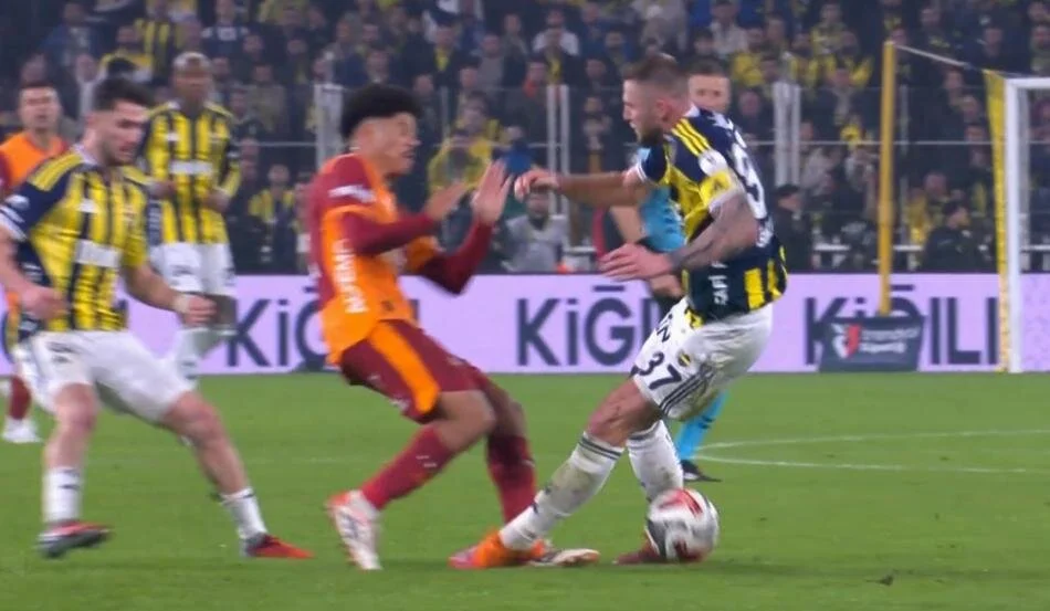 Fenerbahçe Galatasaray Maçındaki O Pozisyona Dikkat! Derbinin Tartışmalı Hakem Kararları! (8)