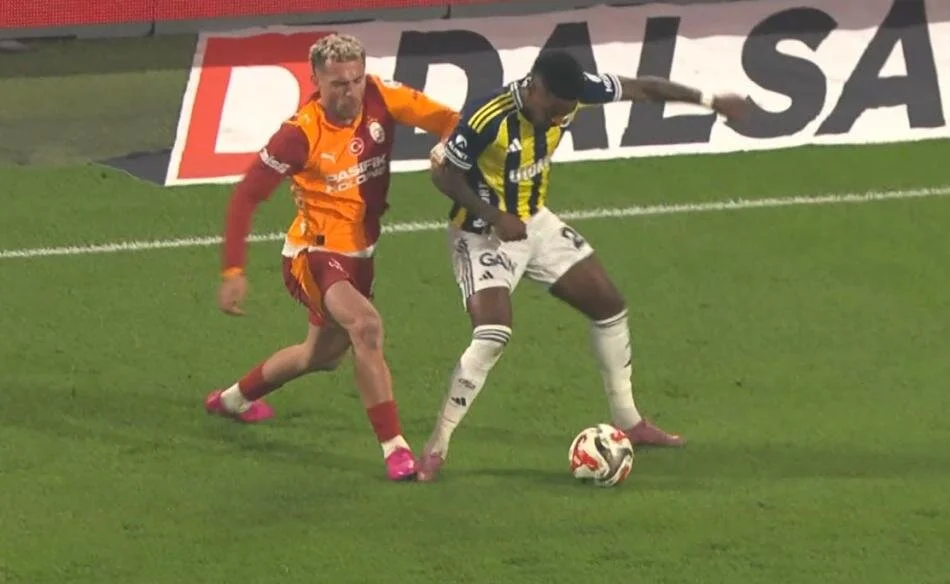Fenerbahçe Galatasaray Maçındaki O Pozisyona Dikkat! Derbinin Tartışmalı Hakem Kararları! (9)