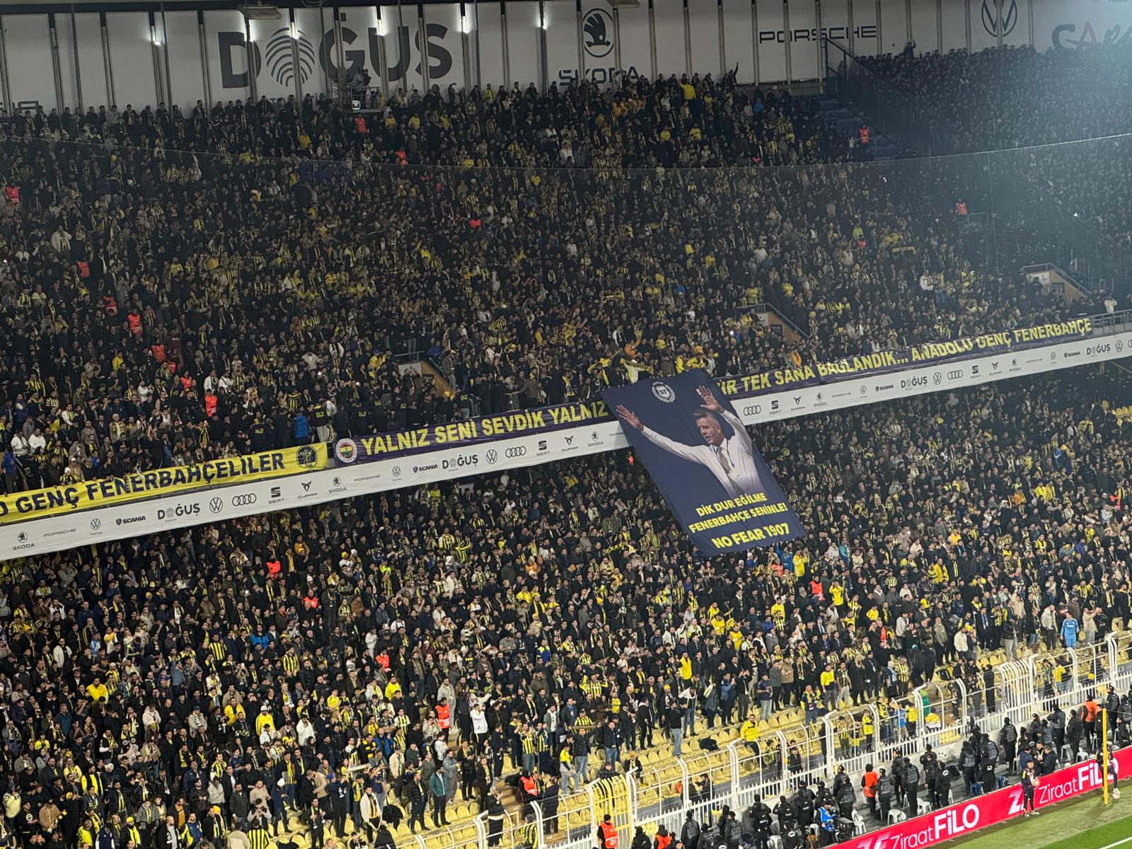 Fenerbahçe Sadettin Saran Pankart