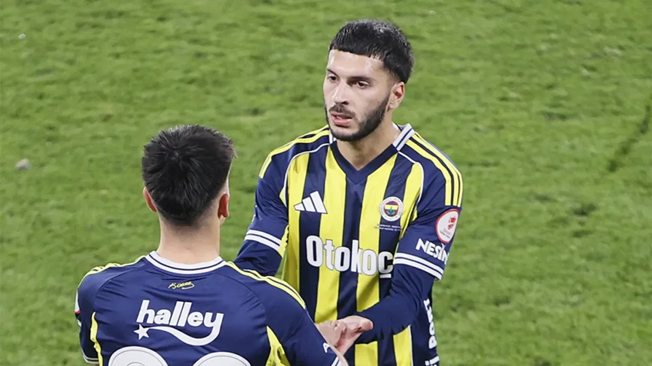 Fenerbahçe Yerine Ezeli Rakip Galatasaray'a Göndermiş Olması, Sarı Lacivertli Taraftarlar Tarafından Unutulmadı (3)