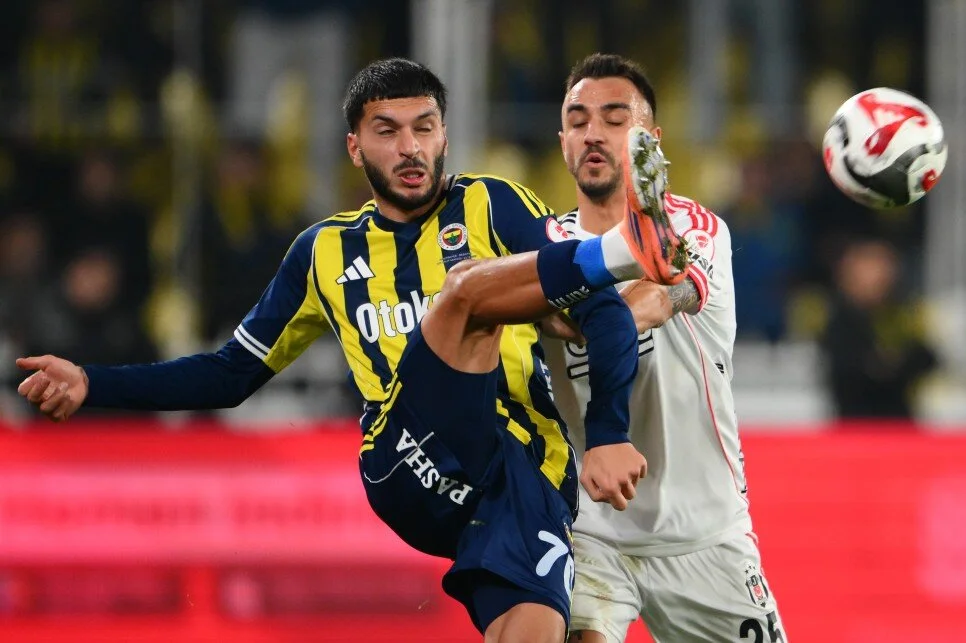 Fenerbahçe Yerine Ezeli Rakip Galatasaray'a Göndermiş Olması, Sarı Lacivertli Taraftarlar Tarafından Unutulmadı (5)