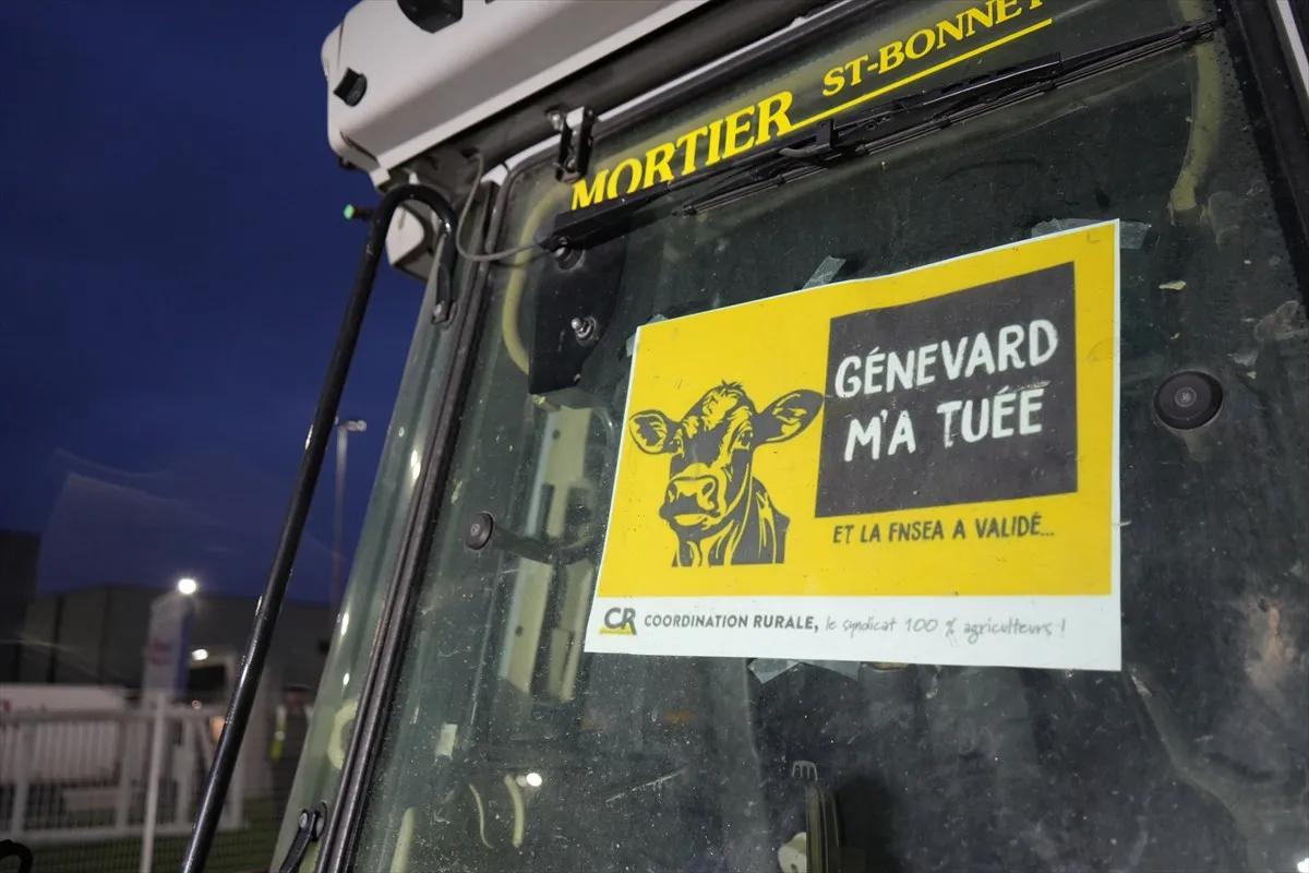 Fransa'da Üretici Kan Ağlıyor Macon’da Yollar Traktörlerle Kapatıldı!A