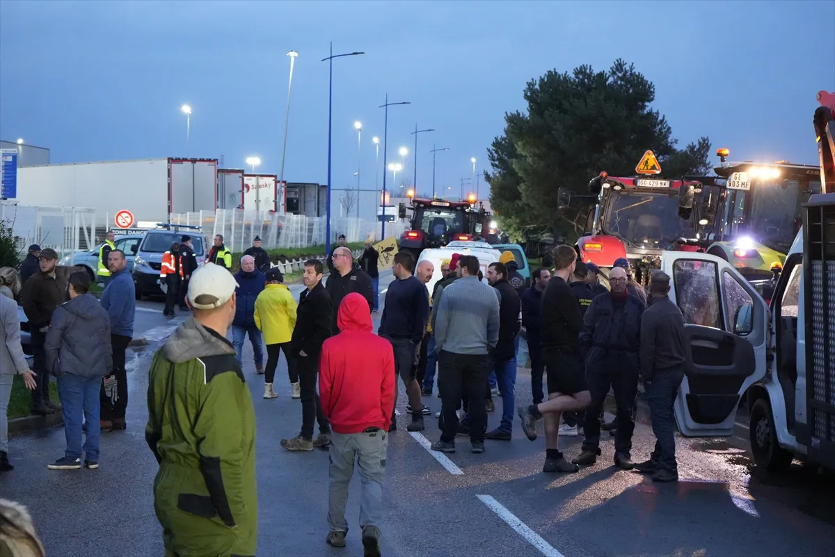 Fransa'da Üretici Kan Ağlıyor Macon’da Yollar Traktörlerle Kapatıldı!E