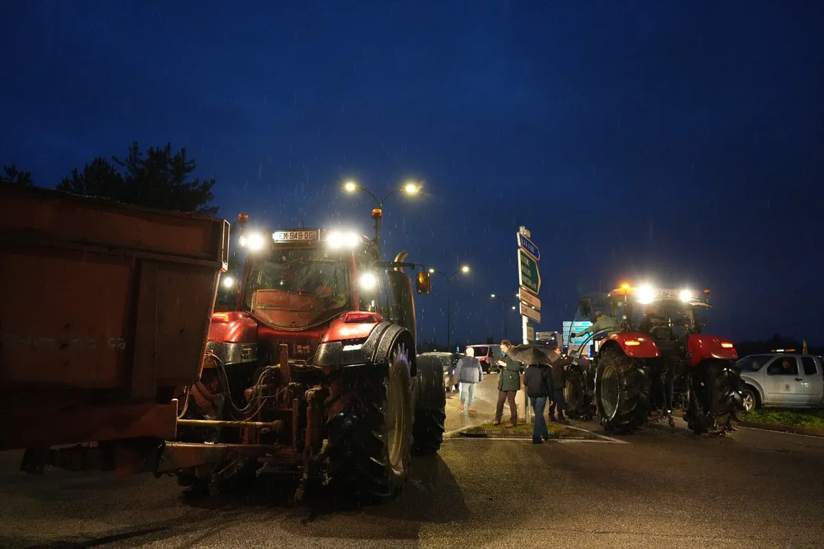 Fransa'da Üretici Kan Ağlıyor Macon’da Yollar Traktörlerle Kapatıldı!G-1