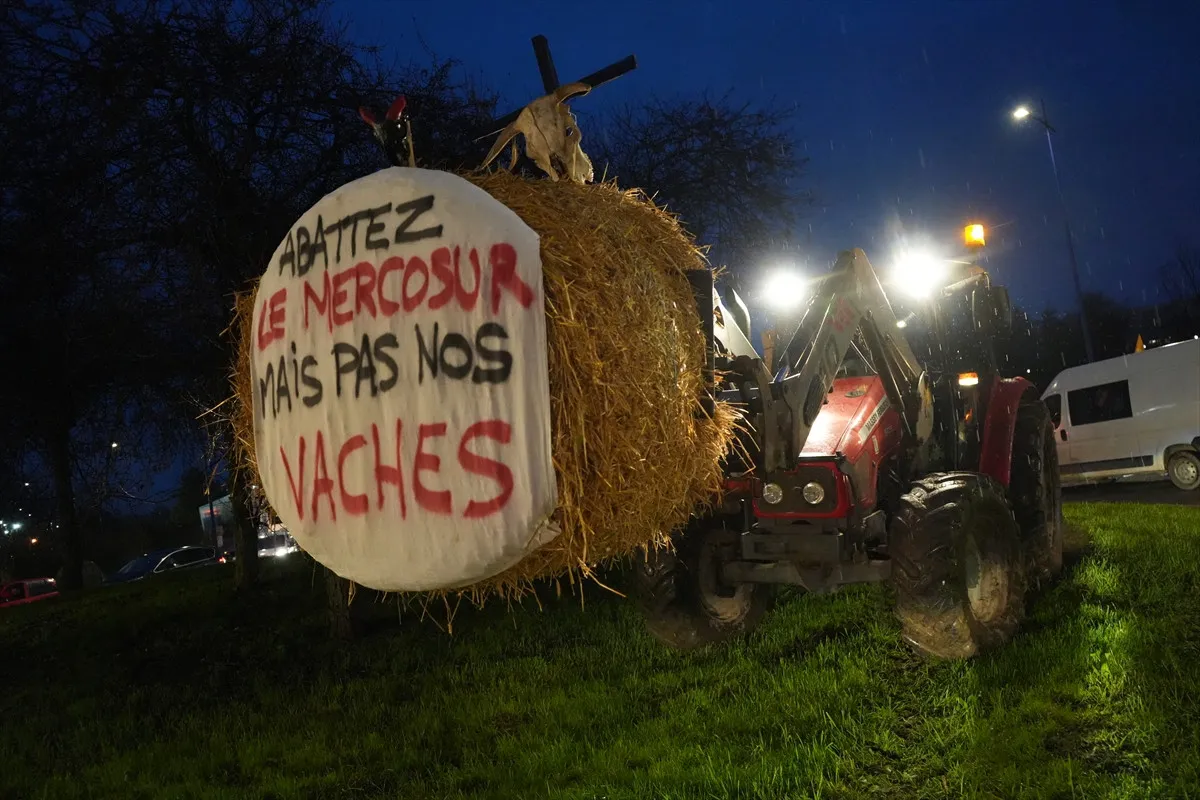 Fransa'da Üretici Kan Ağlıyor Macon’da Yollar Traktörlerle Kapatıldı!S-1