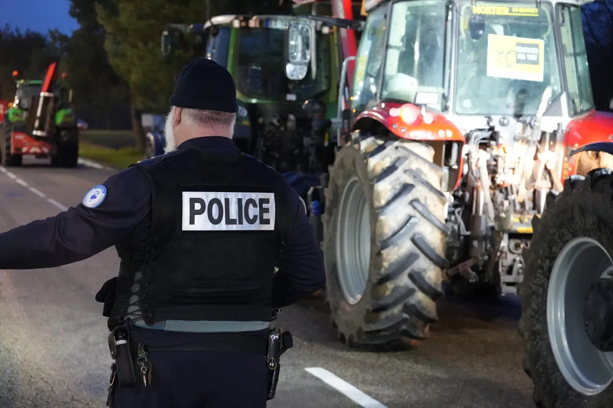 Fransa'da Üretici Kan Ağlıyor Macon’da Yollar Traktörlerle Kapatıldı!S