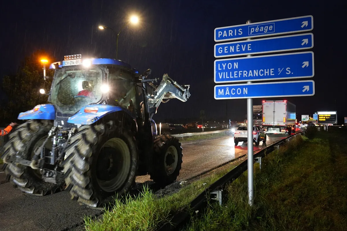 Fransa'da Üretici Kan Ağlıyor Macon’da Yollar Traktörlerle Kapatıldı!W