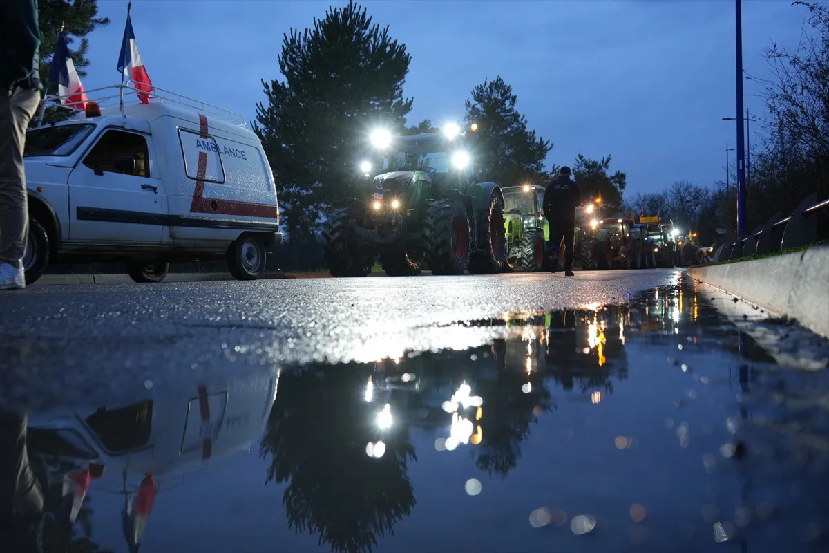 Fransa'da Üretici Kan Ağlıyor Macon’da Yollar Traktörlerle Kapatıldı!Y