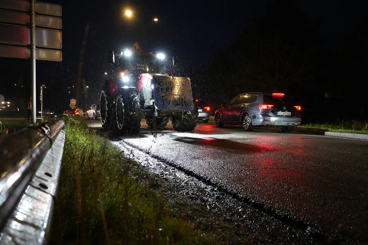 Fransa'da Üretici Kan Ağlıyor Macon’da Yollar Traktörlerle Kapatıldı!Z