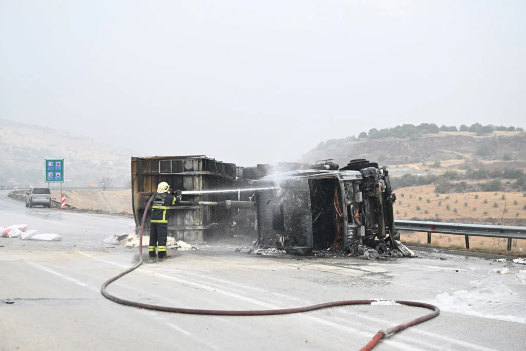 Gaziantep Te 3 Tir Carpisti Araclarda Yangin Cikti-1