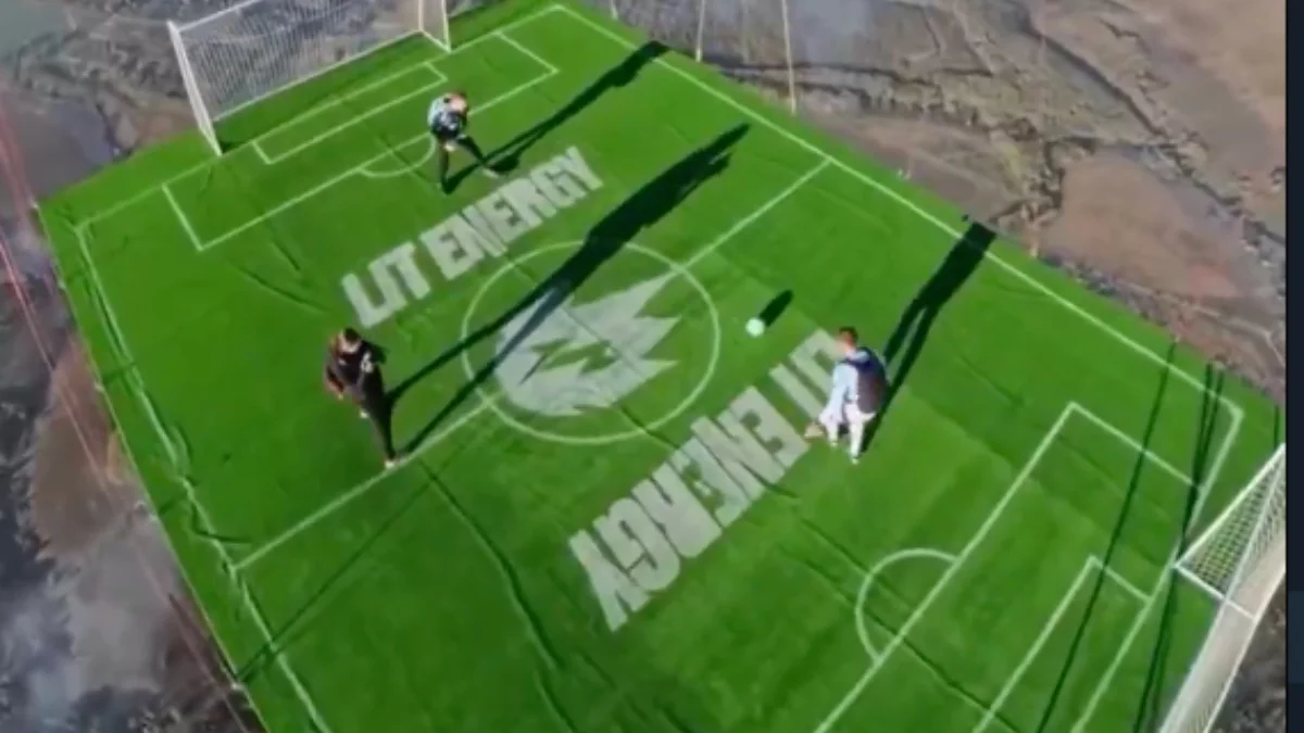 Gökyüzünde Nefes Kesen Anlar 1800 Metrede Ilk Futbol Maçı!