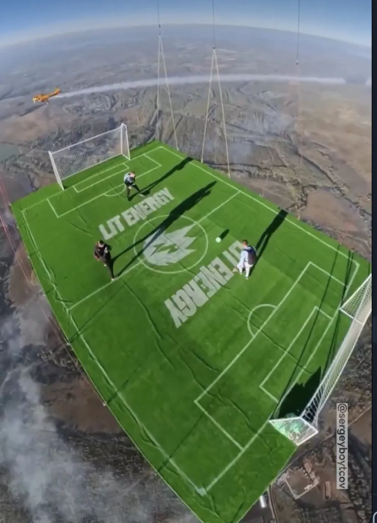 Gökyüzünde Nefes Kesen Anlar 1800 Metrede Ilk Futbol Maçı!Gg