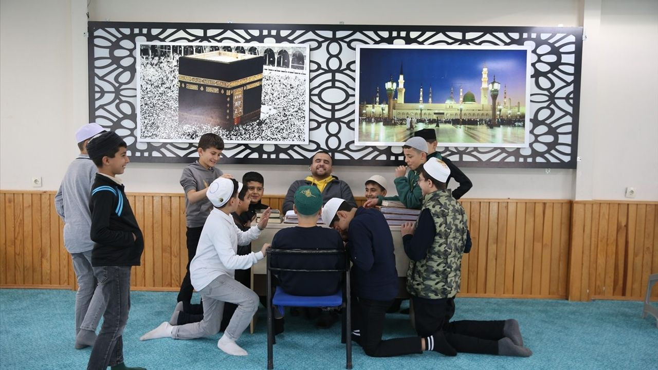 Görme Engelli Hafız Öğrencileri Kur'an I Kerim Ile Tanıştırıyor (3)