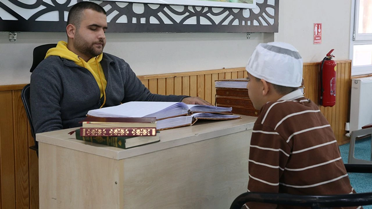 Görme Engelli Hafız Öğrencileri Kur'an I Kerim Ile Tanıştırıyor (4)