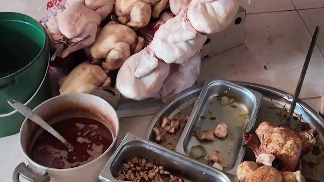 Kırıkhan’da Halk Sağlığını Tehdit Eden Görüntüler “Leş Gibi Kokuyor” Denilen Dönerci Kapatıldı!-1