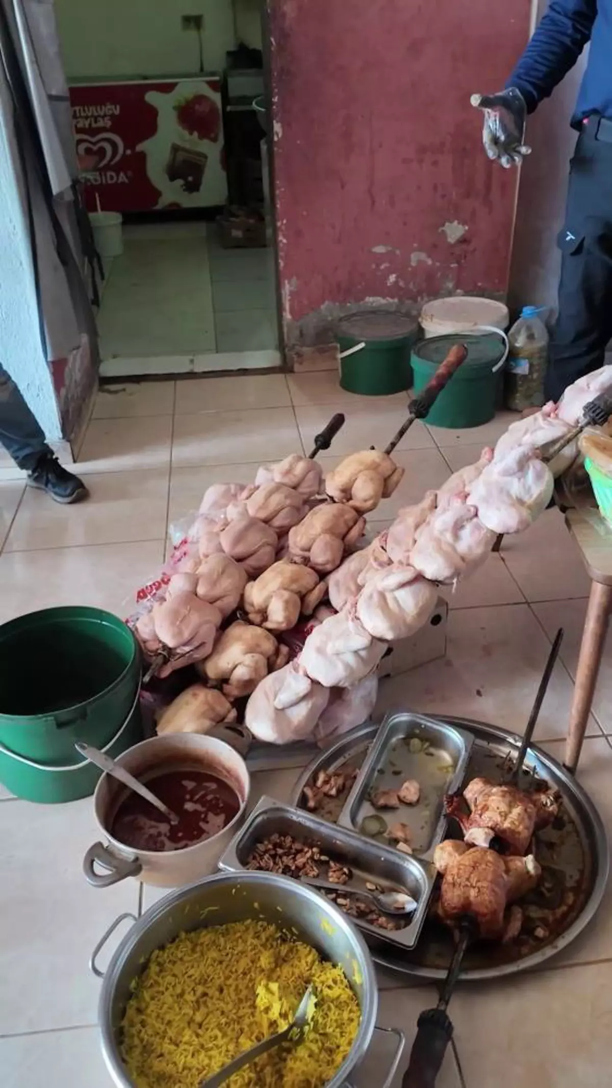 Kırıkhan’da Halk Sağlığını Tehdit Eden Görüntüler “Leş Gibi Kokuyor” Denilen Dönerci Kapatıldı!T