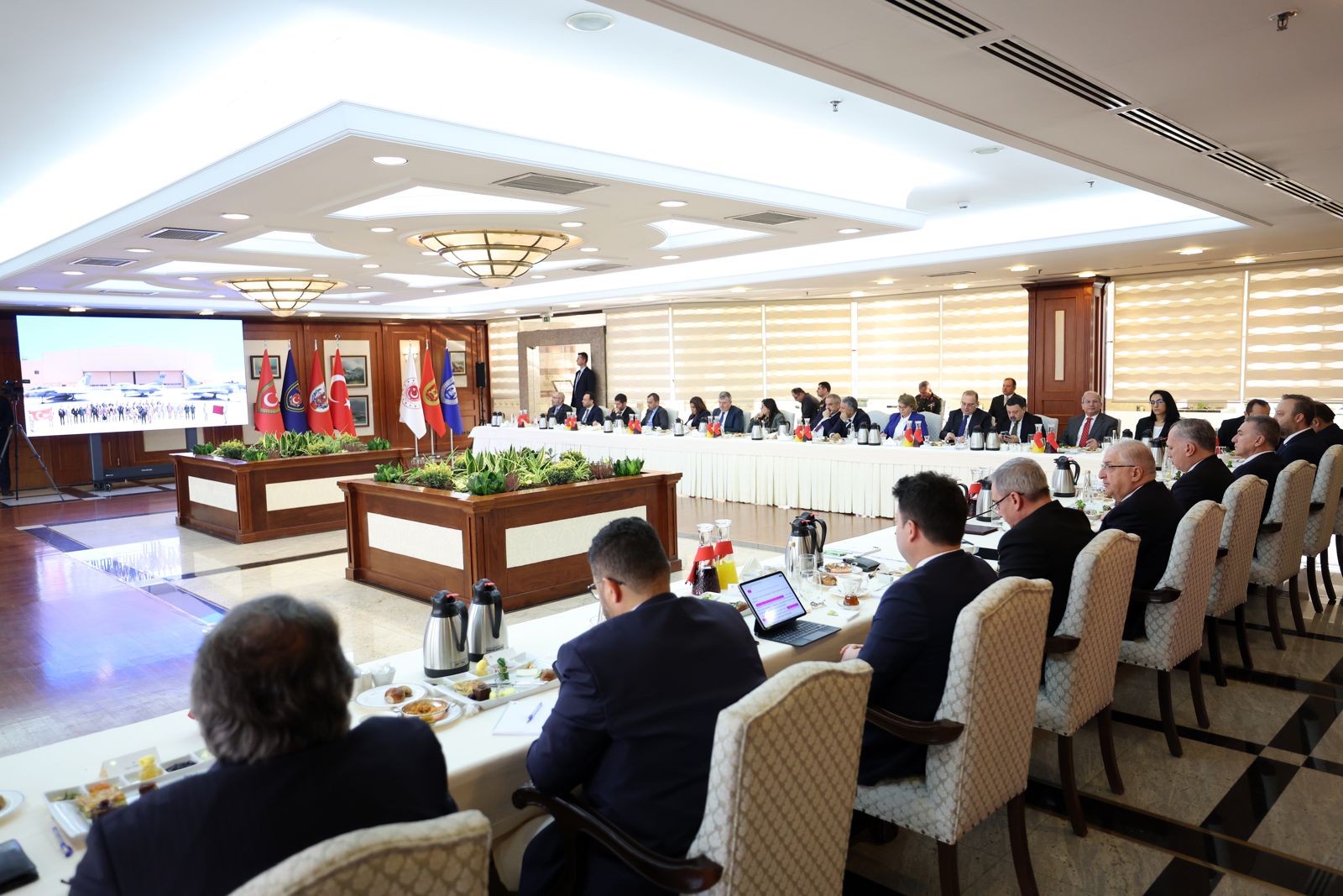 Kraldan Çok Kralcı Gibi Davranan Küçük Adamlar! (2)