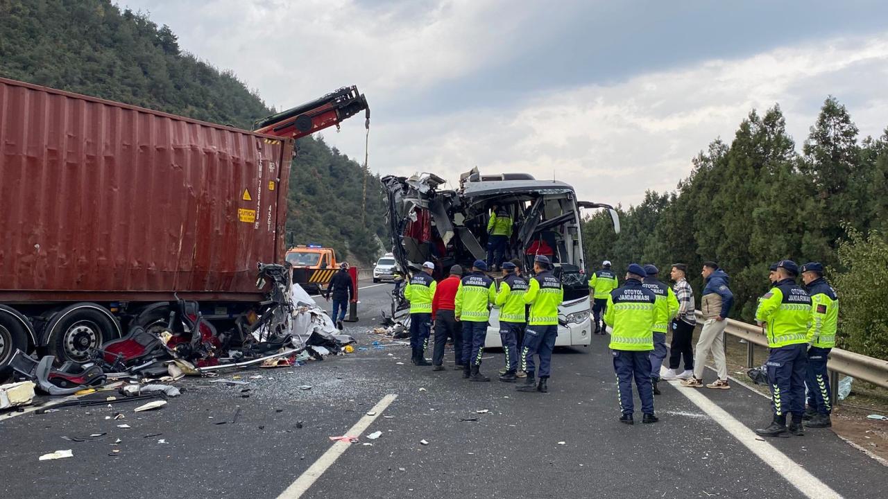 Osmaniye'de Can Pazarı! Otobüs, Tir'a Çarptı 6 Ölü, 11 Yaralı!-1