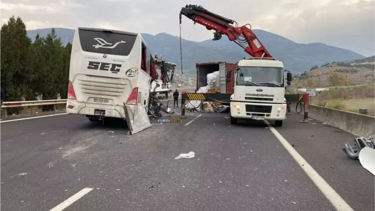 Osmaniye'de Can Pazarı! Otobüs, Tir'a Çarptı 6 Ölü, 11 Yaralı! (2)