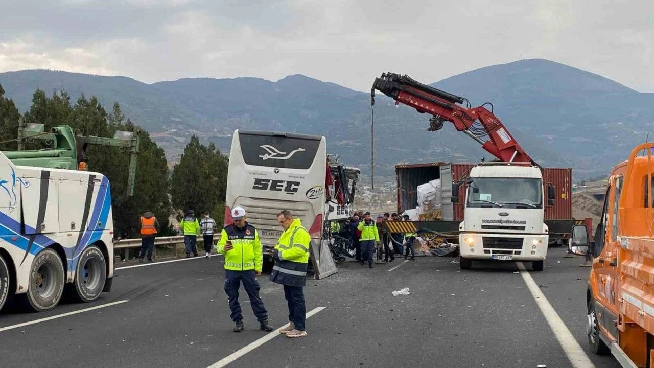Osmaniye'de Can Pazarı! Otobüs, Tir'a Çarptı 6 Ölü, 11 Yaralı!A