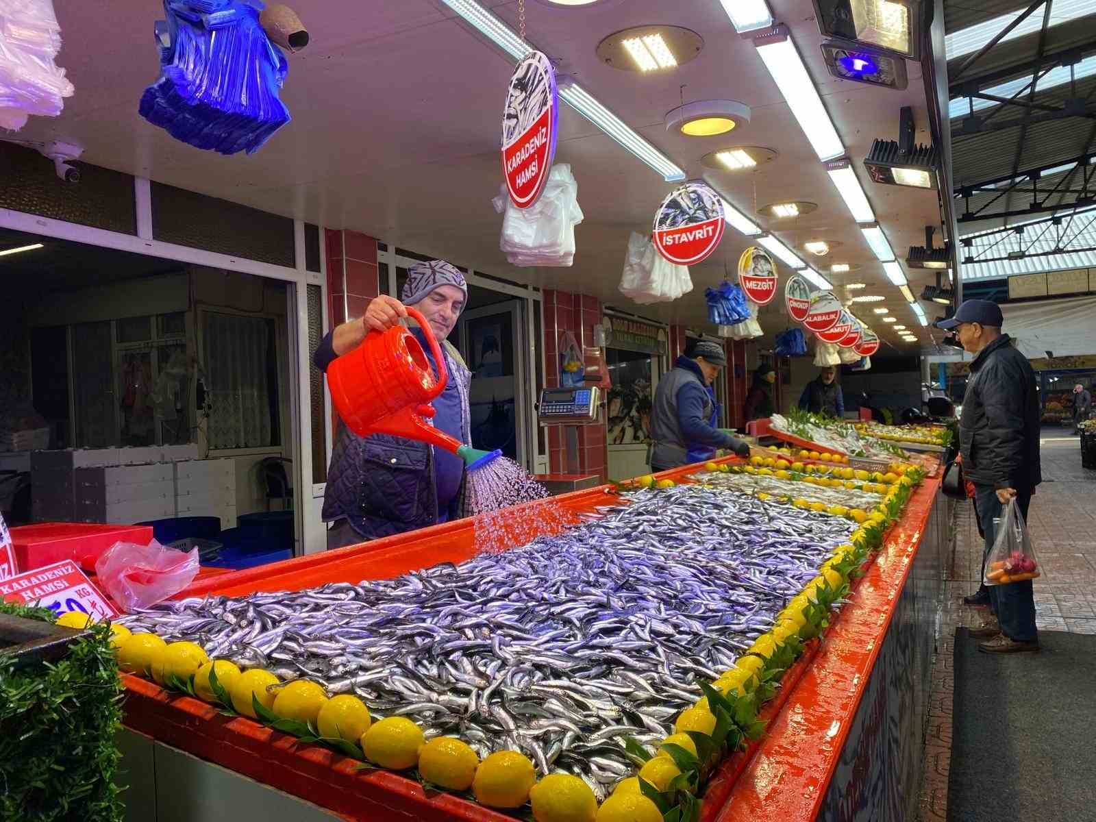 Rize Hamsisi Bolu Pazarına Damga Vurdu Fiyatı 150 Tl’ye Düştü, Yoğun Ilgi Gördü!H