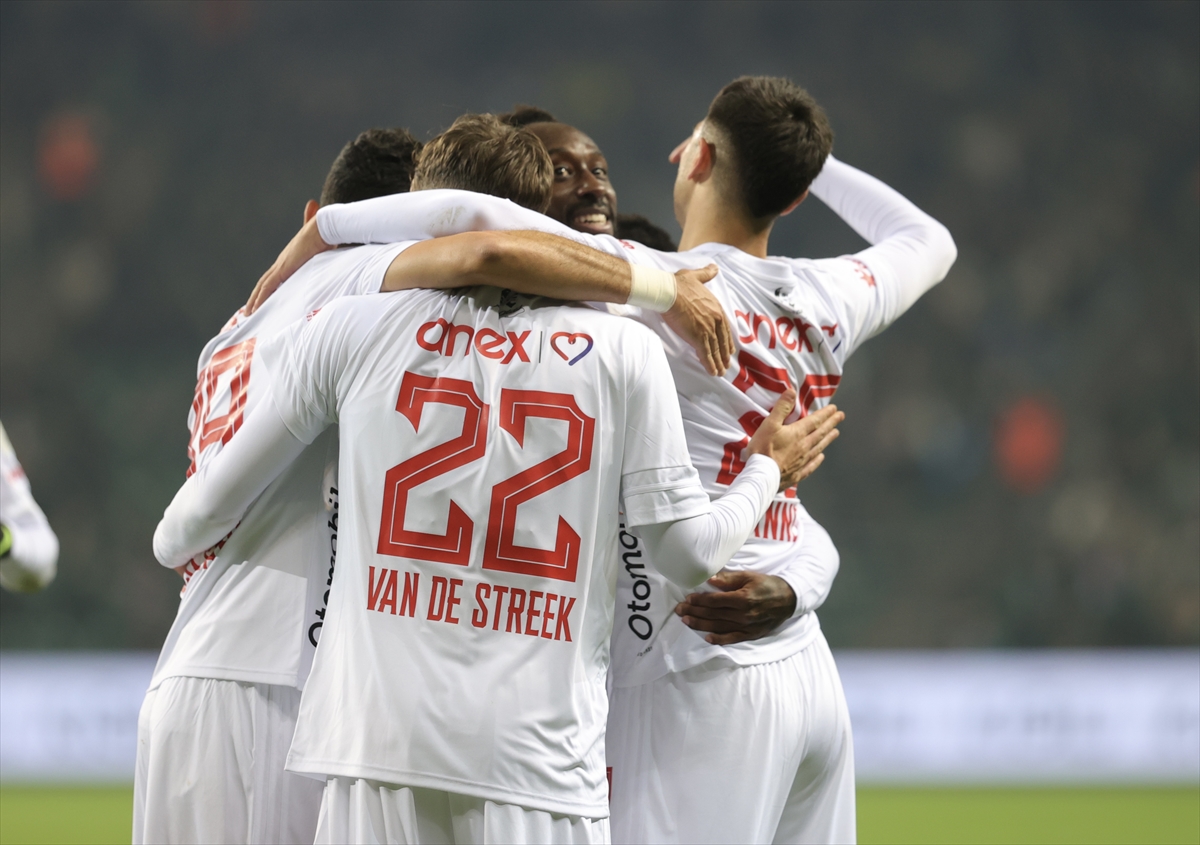 Süper Lig'de Açılış Nefes Kesti Kocaelispor Antalyaspor'u Mağlup Etti (1)