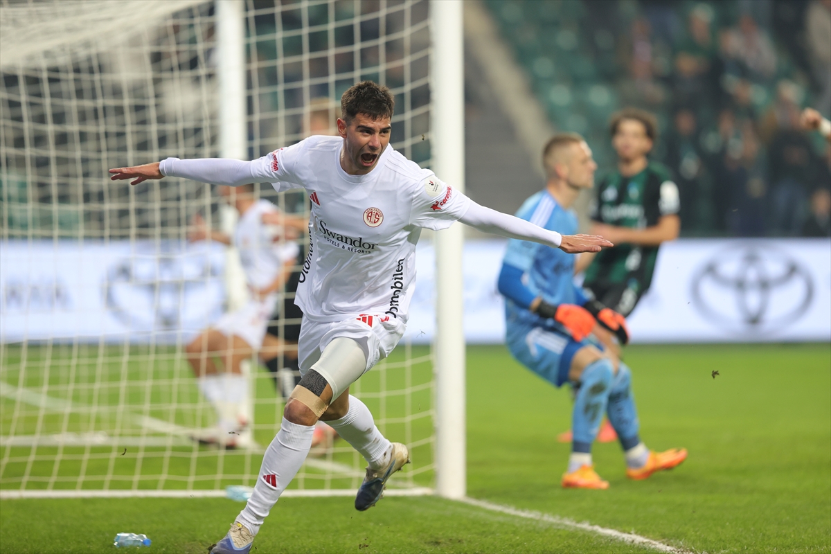 Süper Lig'de Açılış Nefes Kesti Kocaelispor Antalyaspor'u Mağlup Etti (4)