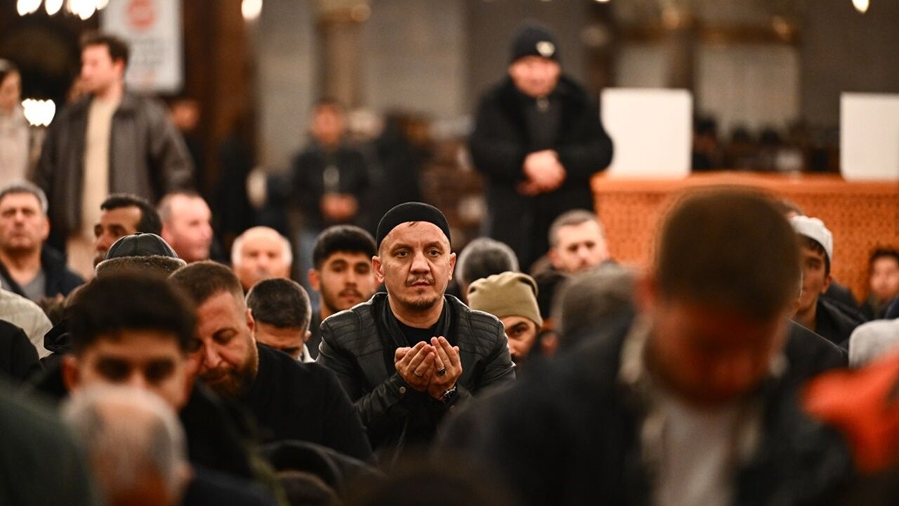 'Üç Aylar'ın müjdecisi Regaip Kandili’nde camiler doldu: Eller semaya açıldı