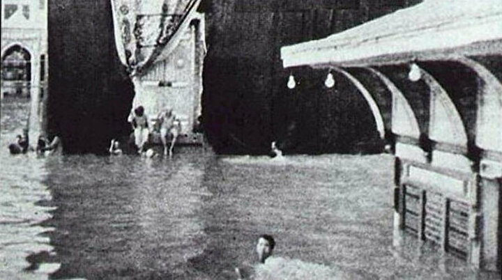 Unutulmaz Kareler Mekke'de Tarihi Seller Ve Yüzerek Tavaf Vakası! (2)