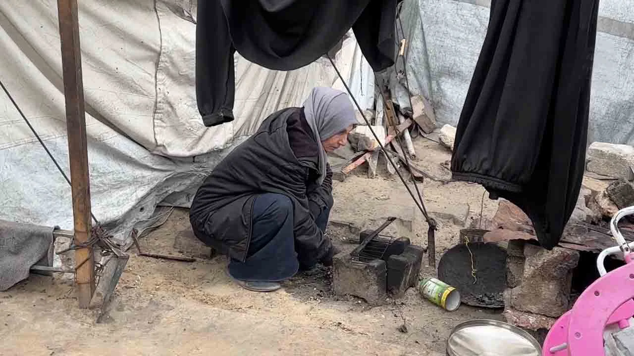 Zulümde Sınır Tanımıyor Yaralı Kadını Enkazdan Çıkarıp Canlı Kalkan Yaptılar (1)-1