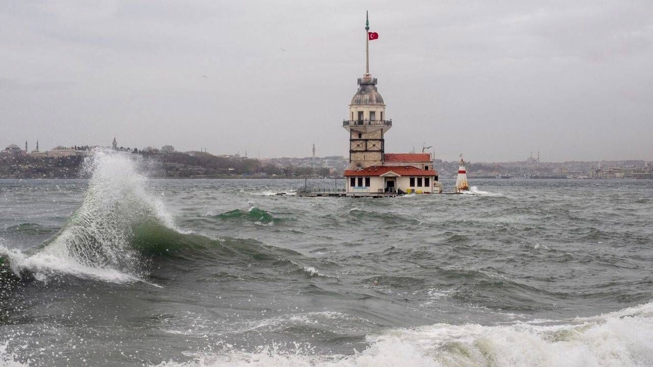 Akom Dan Istanbullulara Firtina Uyarisi Saat Verildi