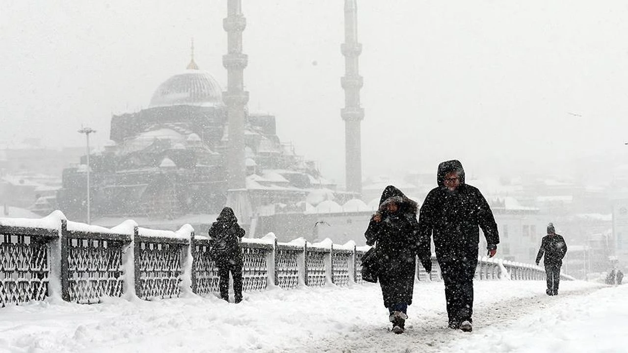 Akom Saat Vererek Uyardı İstanbul'a Kar Geliyor! (2)