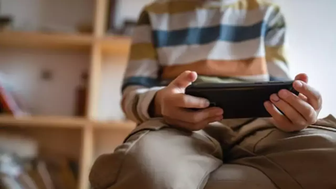 Sosyal Medyada 15 Yaş Devrimi: Yasaklar ve Milyonluk Cezalar Yolda 1 Danimarka Sosyal Medyaya Yas Siniri Getirdi Artik 15 Yas Alti Kullanamayacak 1762774387 1042