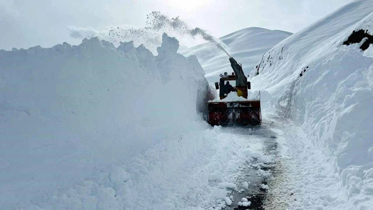 Doğu'da Beyaz Esaret 574 Yerleşim Yeriyle Irtibat Kesildi!T