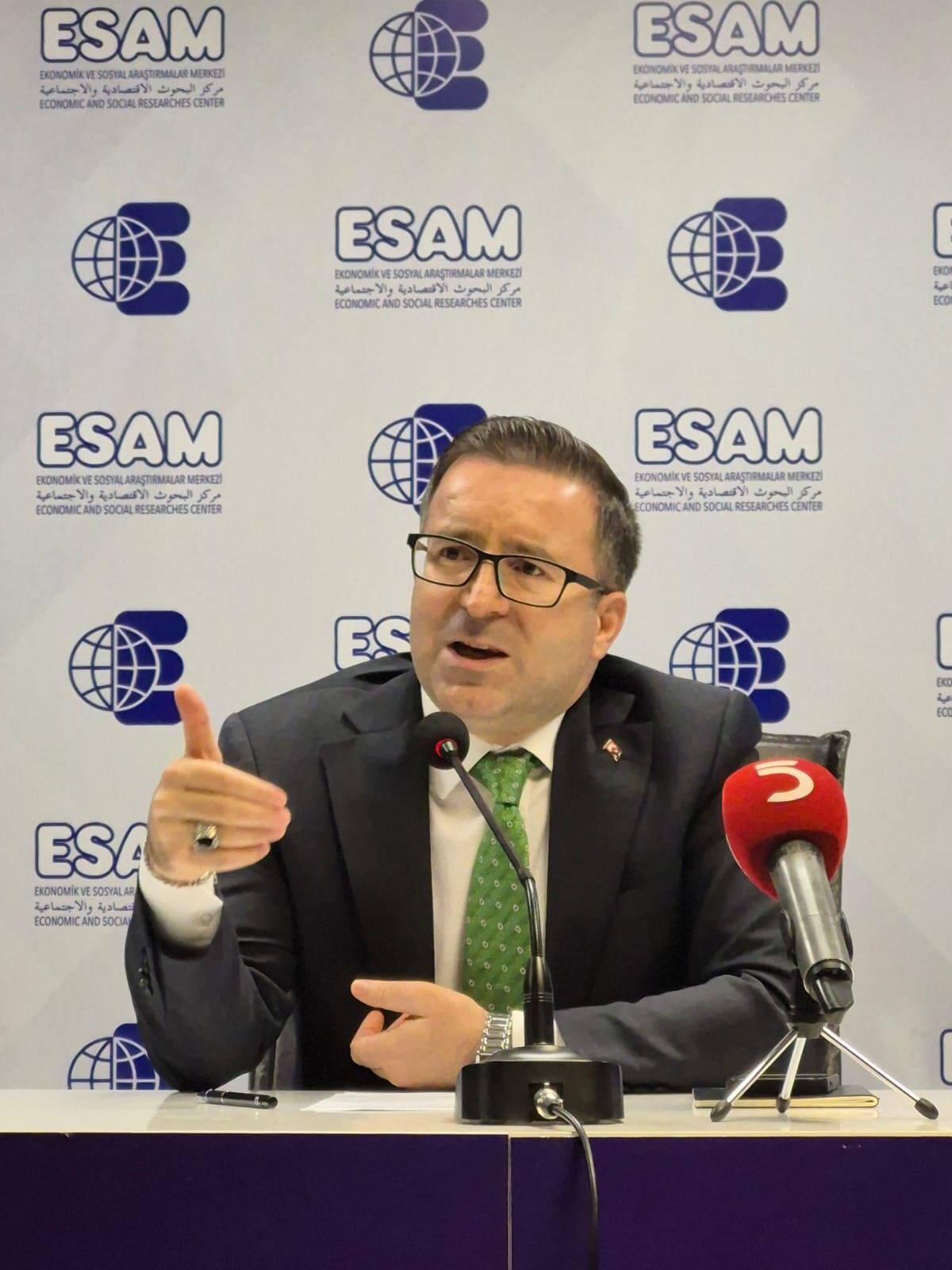 Esam Geleneksel Çarşamba Konferansları’nda Abd'nin Dış Politikası Tartışıldı “Trump Demokrasiyi Değil Sisteme Uyumu Önemsiyor!” W