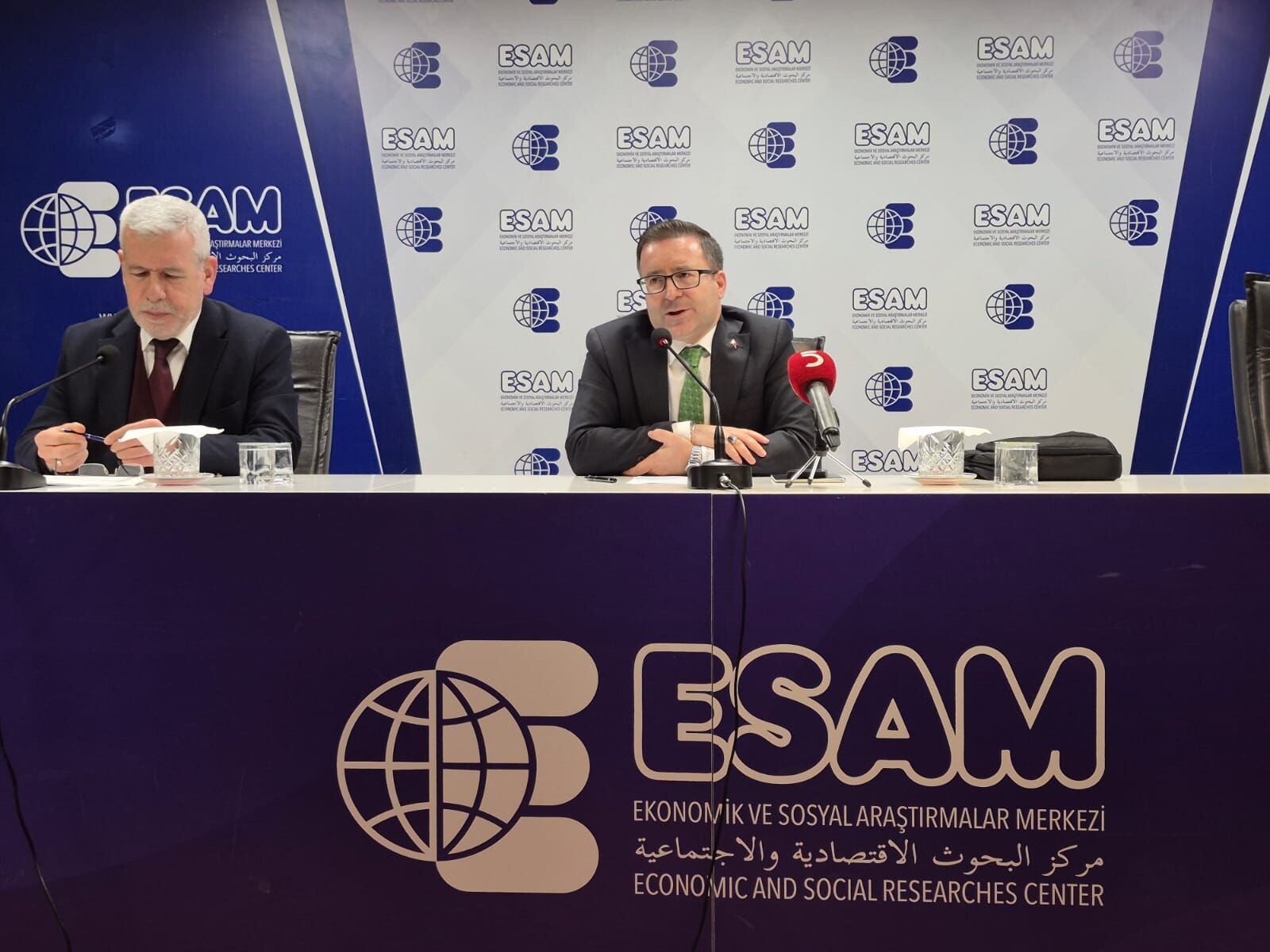 Esam Geleneksel Çarşamba Konferansları’nda Abd'nin Dış Politikası Tartışıldı “Trump Demokrasiyi Değil Sisteme Uyumu Önemsiyor!”
