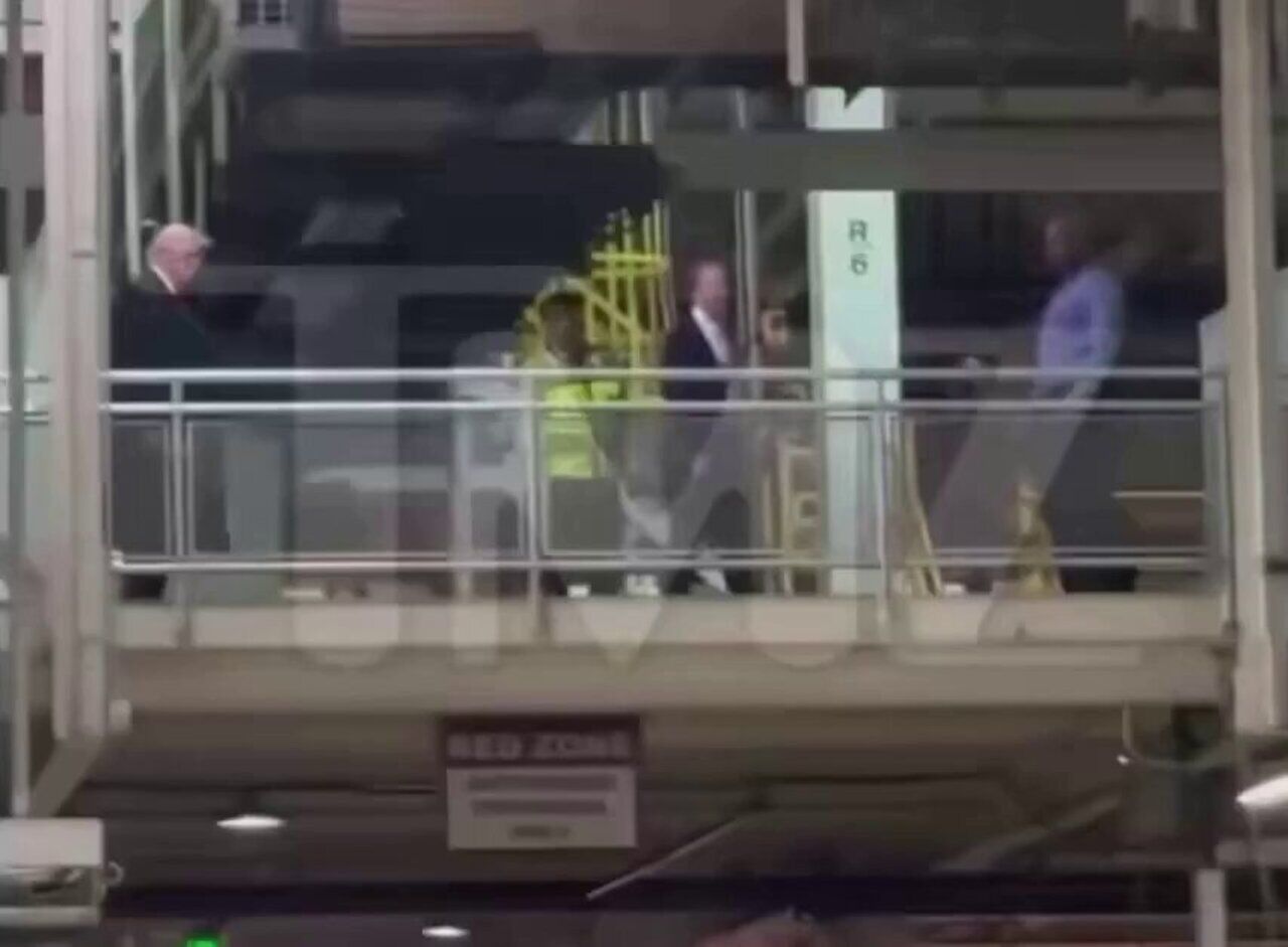 Geçmiş Trump’ın Peşini Bırakmıyor! Fabrikada Skandal Gerilim İşçiye Küfür Ve El Hareketi Çekti!-1