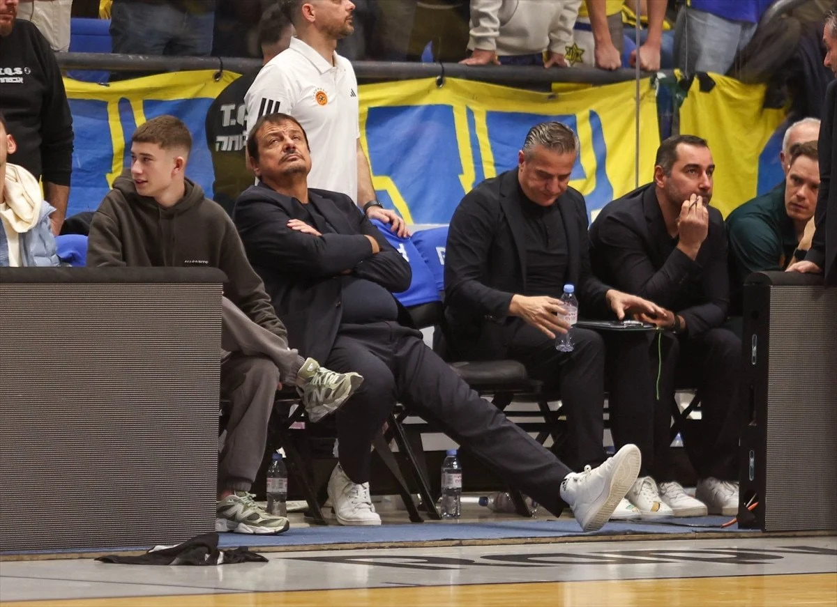 İsrail'de Ergin Ataman'a Çirkin Saldırı Bayrak Açıp Küfür Yağdırdılar! (5)