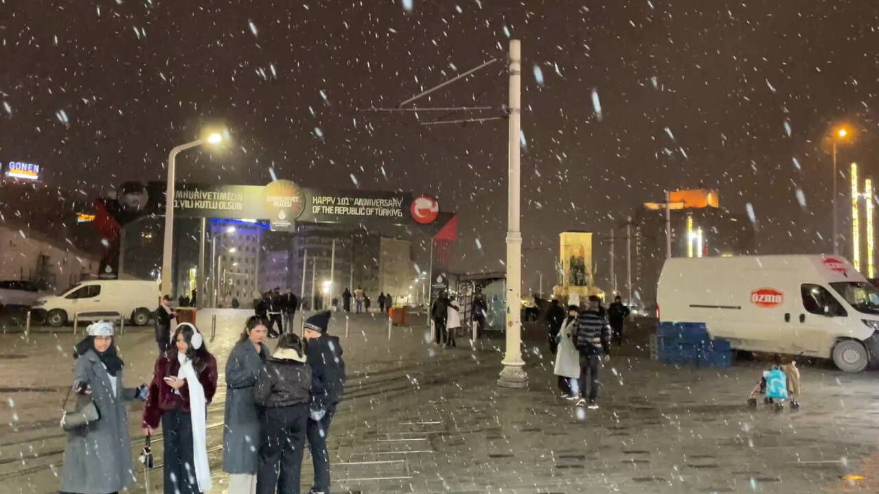 İstanbul Güne Beyaz Örtüyle Uyandı Kar Yağışı Megakenti Etkisi Altına Aldı!-2